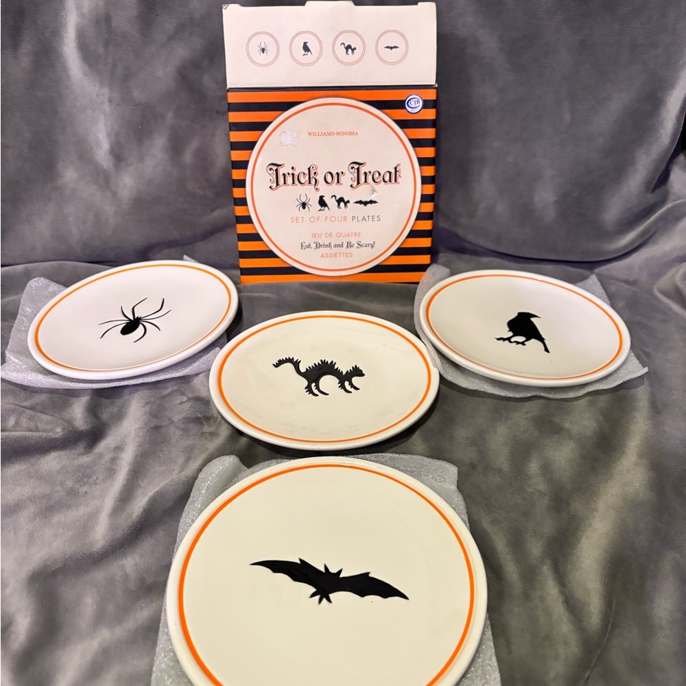 Williams Sonoma Exclusive Trick or Treat set of 4 plates